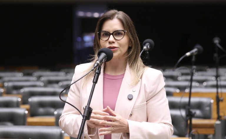Comissão aprova direito de gestante ter fotógrafo no parto
