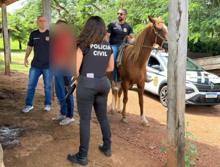Delegado a cavalo persegue e captura agressor de companheira em Goiás