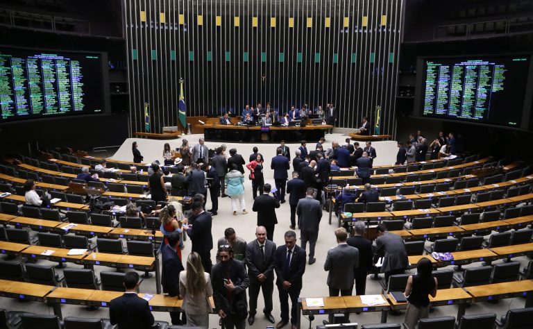 Deputados debatem PEC da Segurança Pública em sessão plenária