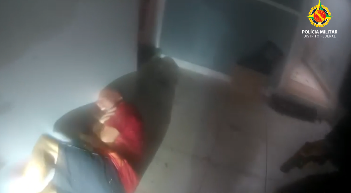 Homem ateia fogo em casa no DF durante briga com companheira