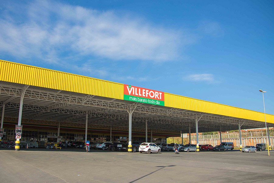 Cliente fica trancada em atacarejo de Goiânia após fechamento