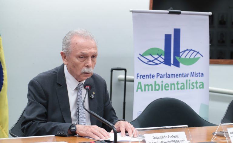 Acordo global para frear poluição plástica enfrenta obstáculos, informa governo