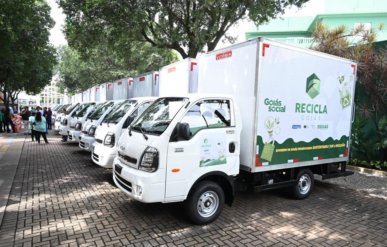 Gracinha Caiado participa da entrega de 29 caminhões para o programa Recicla Goiás