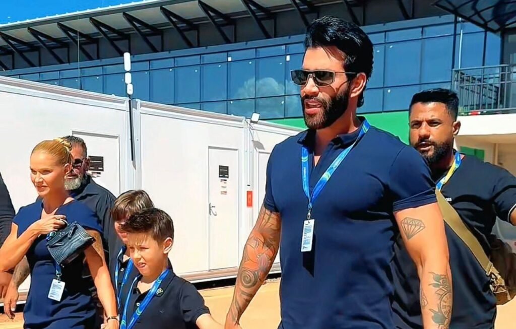 Gusttavo Lima entoa o Hino Nacional no GP do Brasil em Goiânia