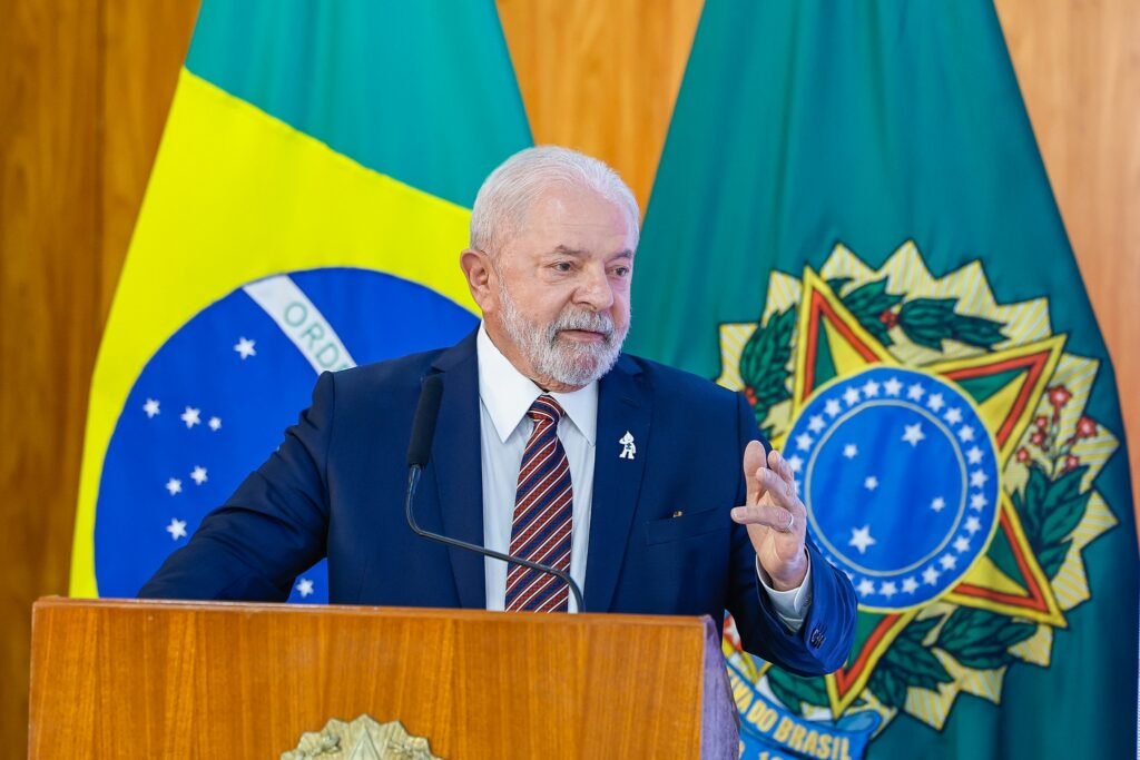 Presidente Lula aprova lei que estende licença-paternidade para 20 dias