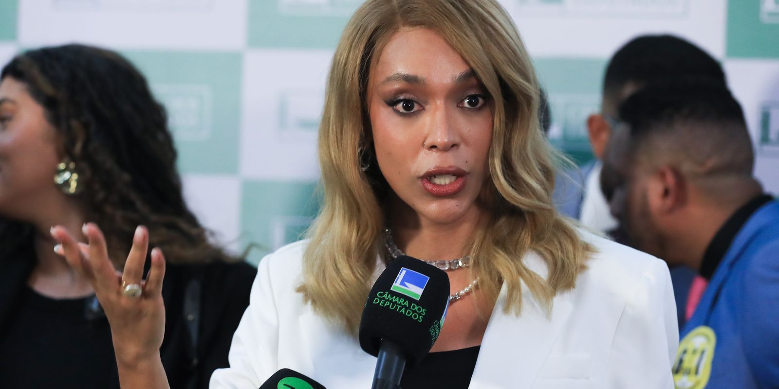 Ministério das Comunicações inicia investigação sobre Ratinho após declarações transfóbicas