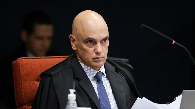 Interrogatório de Eduardo Bolsonaro é agendado por Moraes para 14 de abril