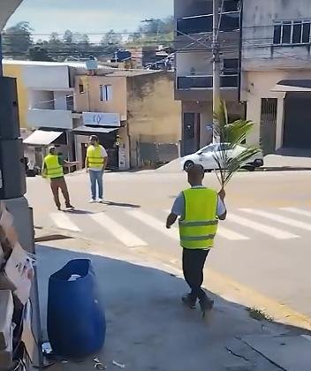 Vídeo de procissão católica encontrando grupo evangélico no Domingo de Ramos viraliza
