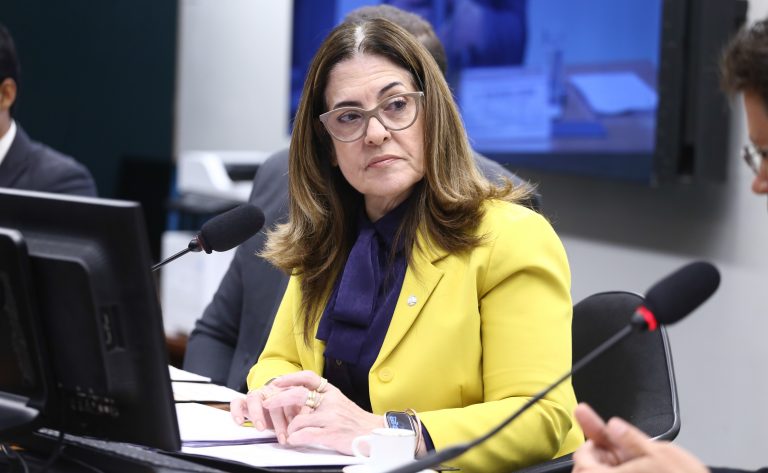 Projeto de lei propõe rede de apoio psicológico e financeiro para mães atípicas e cuidadores