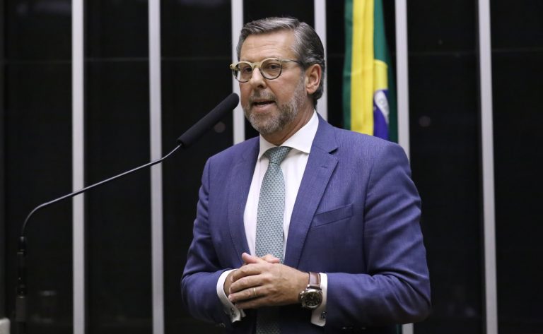 Projeto de lei propõe testes rápidos para detectar metanol em bebidas durante fiscalizações
