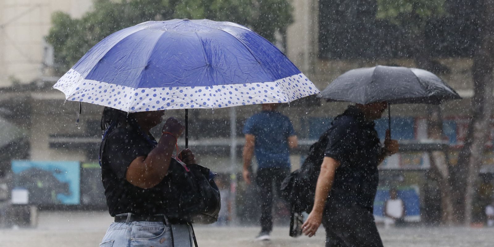 Inmet emite alerta laranja para chuvas fortes em 17 estados no início da semana