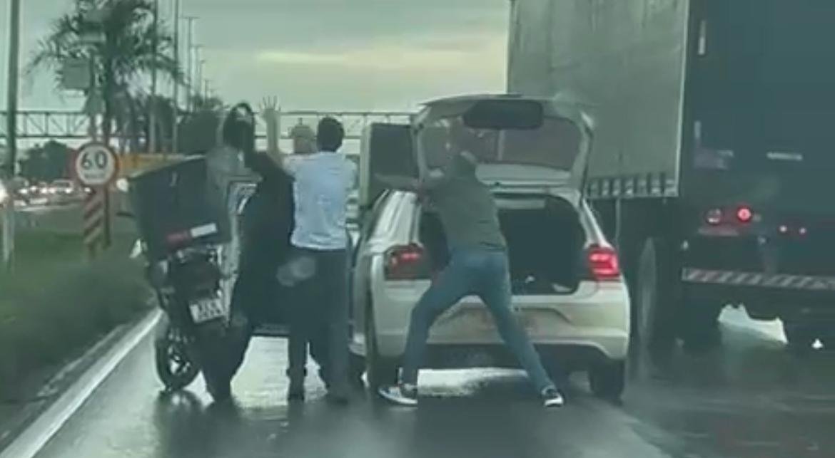Briga de trânsito em Valparaíso escala para agressões, ameaça com arma e destruição de veículo