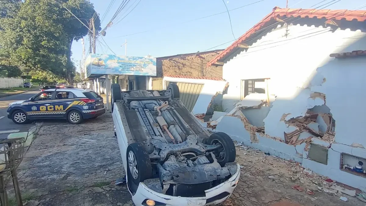 Vídeo registra momento em que motorista embriagado capota veículo e destrói muro de residência
