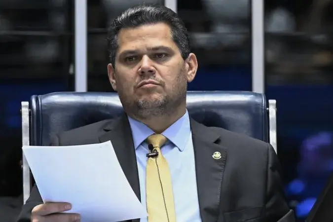 Alcolumbre marca sessão para analisar veto de Lula sobre penas do 8 de Janeiro