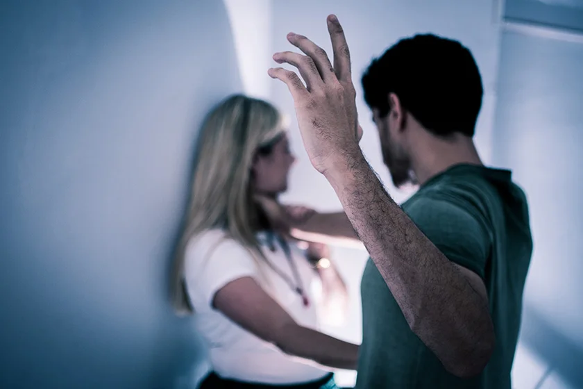 Homem é detido após agredir mulher com garrafa e faca no Varjão, DF