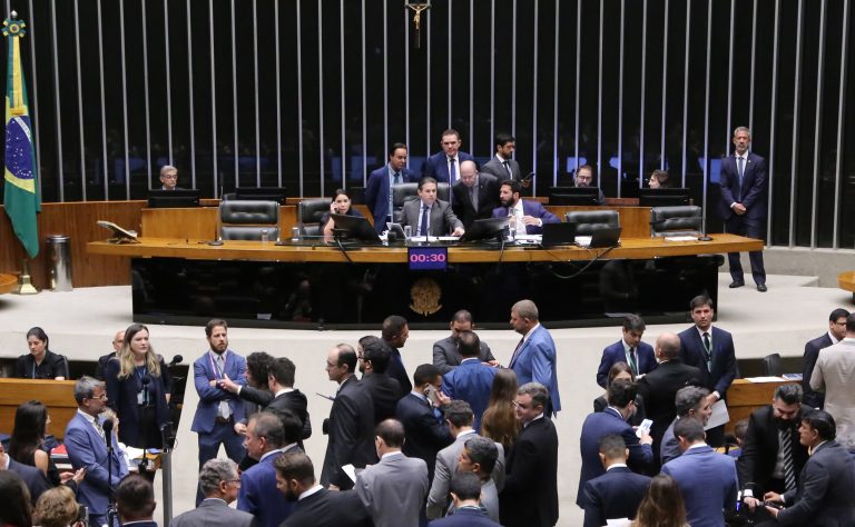 Câmara aprova reajuste de multas para combate à fraude em combustíveis