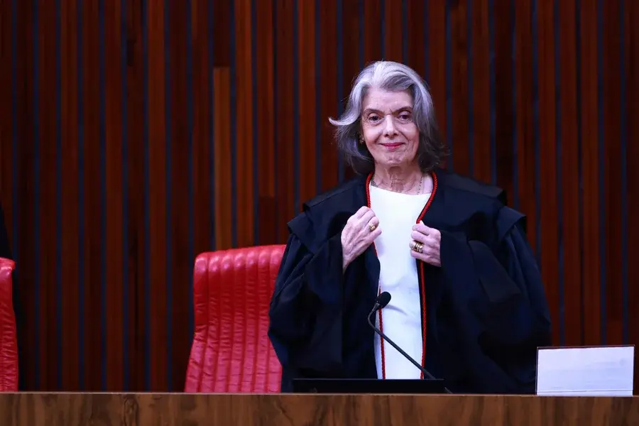 Cármen Lúcia anuncia saída antecipada da presidência do TSE
