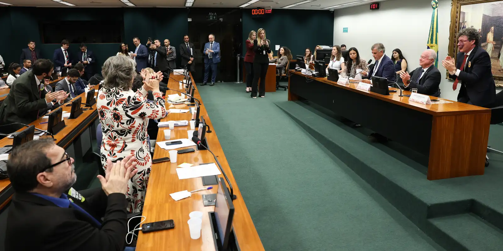 CCJ aprova admissibilidade de propostas para o fim da escala 6x1