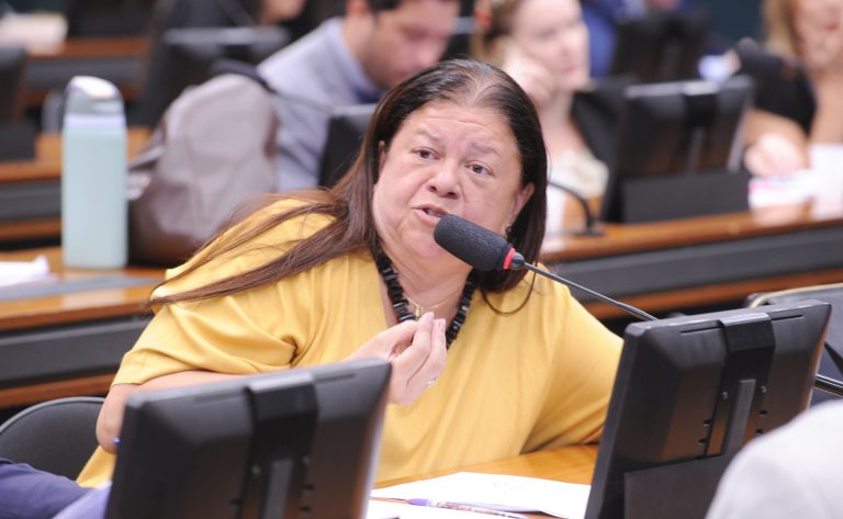 Caminhões e ônibus deverão ter adesivo de ponto cego, decide comissão