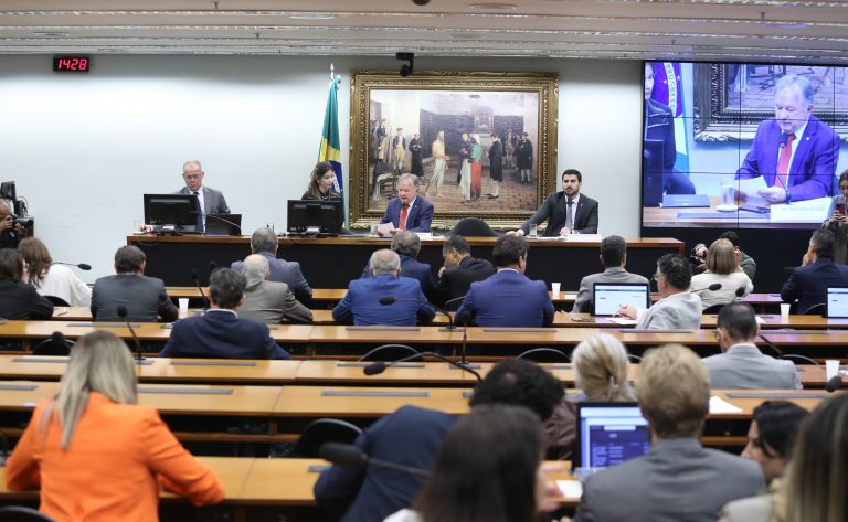 Comissão da Câmara aprova sete nomes para o TCU; votação secreta ocorre nesta terça