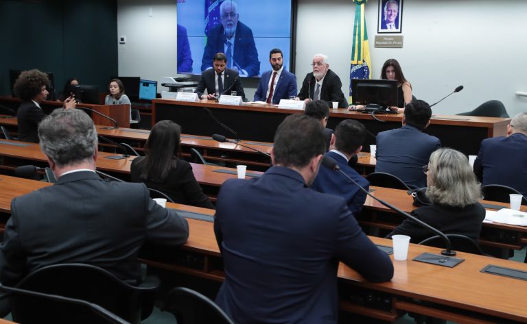 Comissão de saúde analisa avanços na fabricação de fármacos em território brasileiro