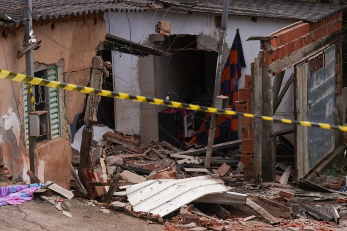 Moradora relata resgate de menina soterrada após trator destruir sua casa