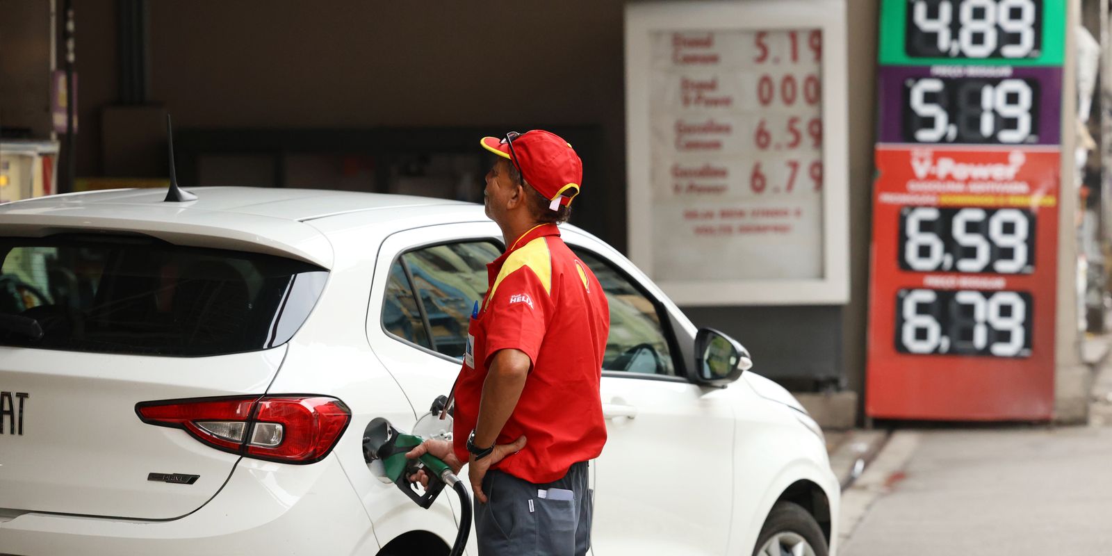 Governo propõe usar receitas extras do petróleo para reduzir impostos sobre combustíveis