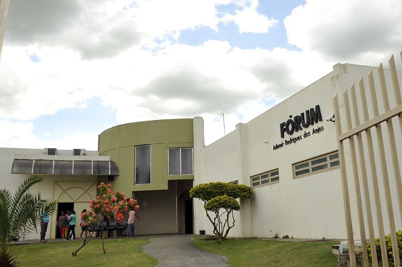 Homem obtém medida protetiva contra ex-companheiro com base na Lei Maria da Penha