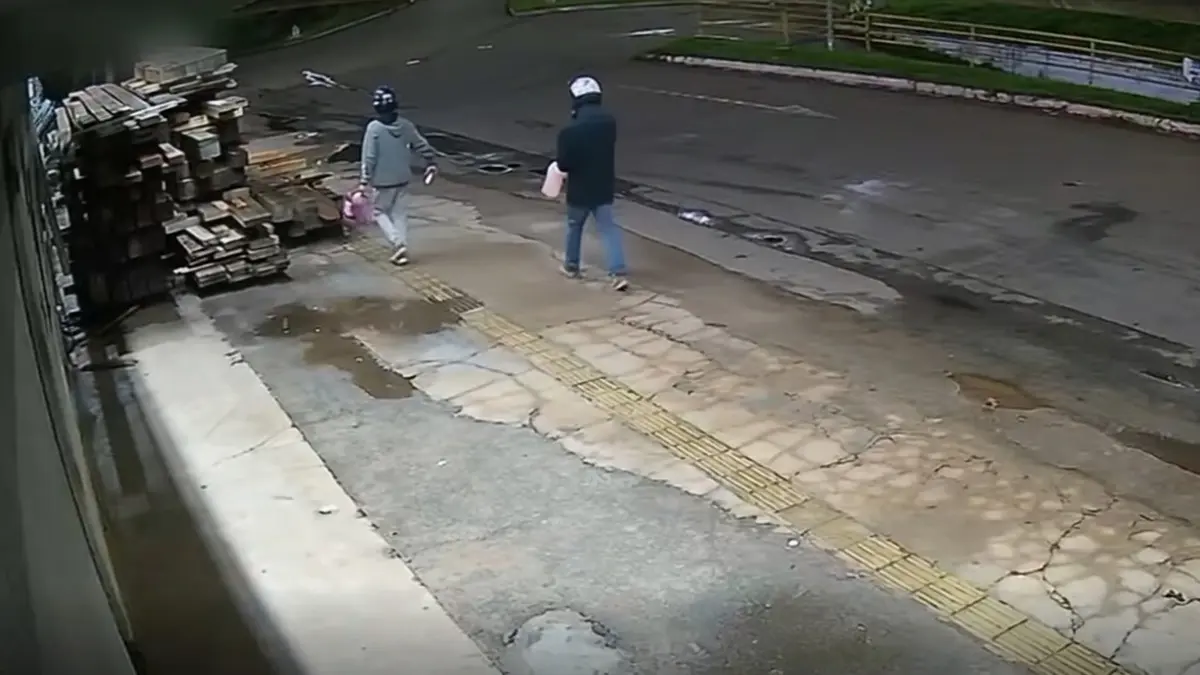 Homens ateiam fogo em madeireira após acidente fatal de motociclista em Trindade