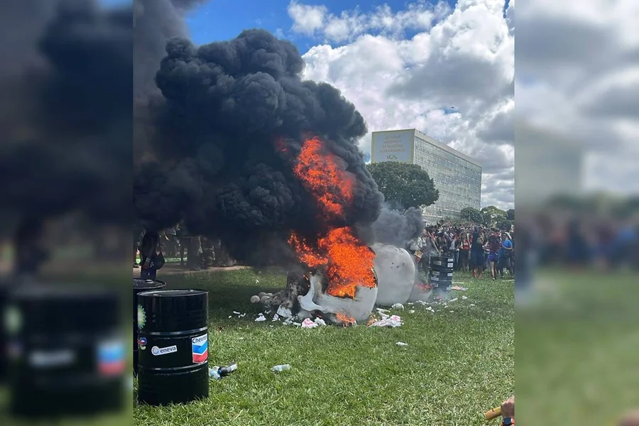 Indígenas queimam caveiras em protesto em frente ao Congresso Nacional