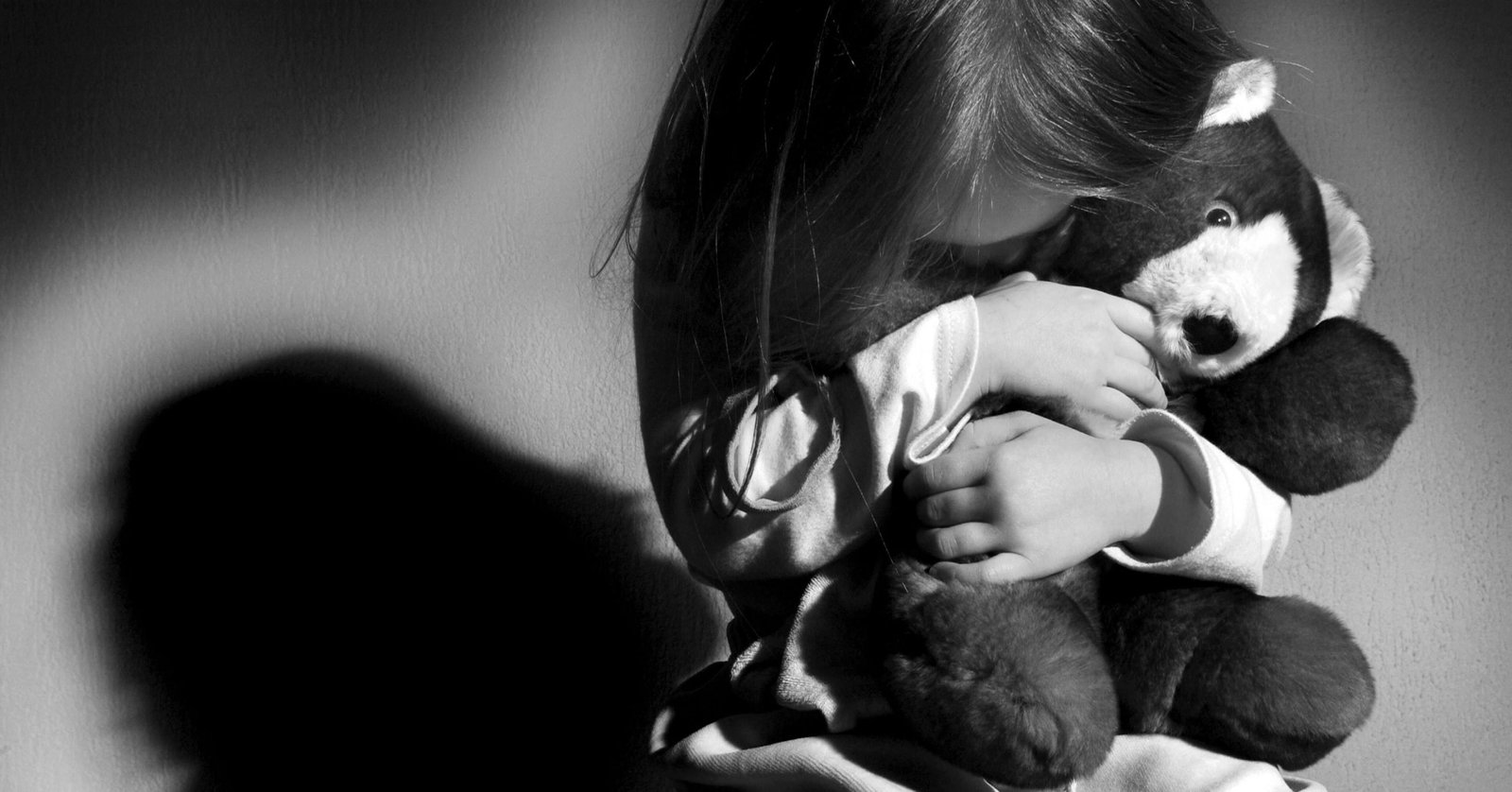 Adolescente de 15 anos estupra irmã de 8 para ser expulso de casa e morar com o pai