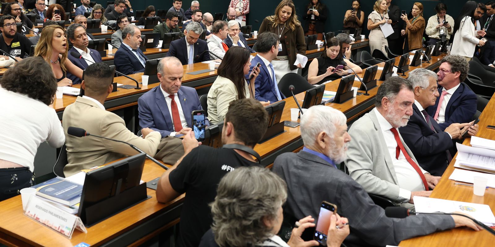 Pedido de revisão adia análise da PEC que encerra jornada 6x1 na CCJ da Câmara