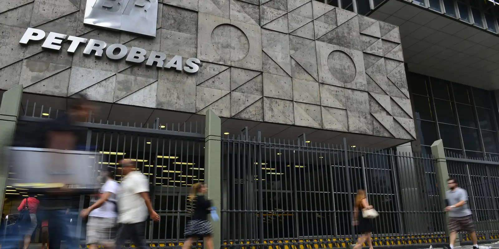 Petrobras afasta diretor de área responsável por venda de gás com ágio superior a 100%