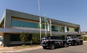 Professora é detida por desacato em delegacia; companheiro também é preso por dirigir embriagado