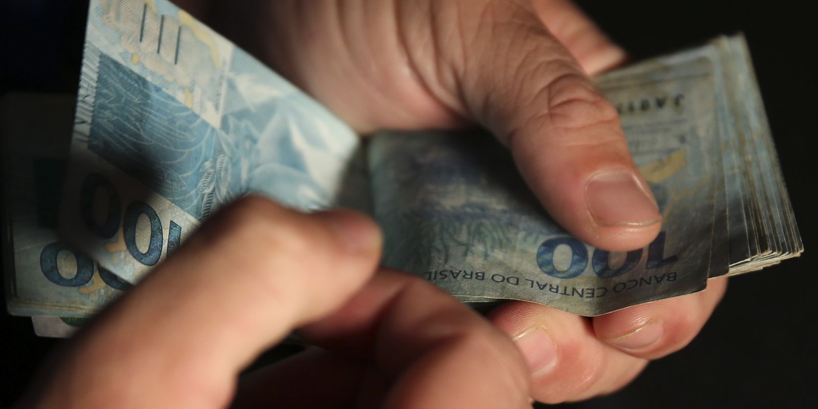 Rendimento médio do trabalhador brasileiro atinge R$ 3.722 e estabelece novo recorde