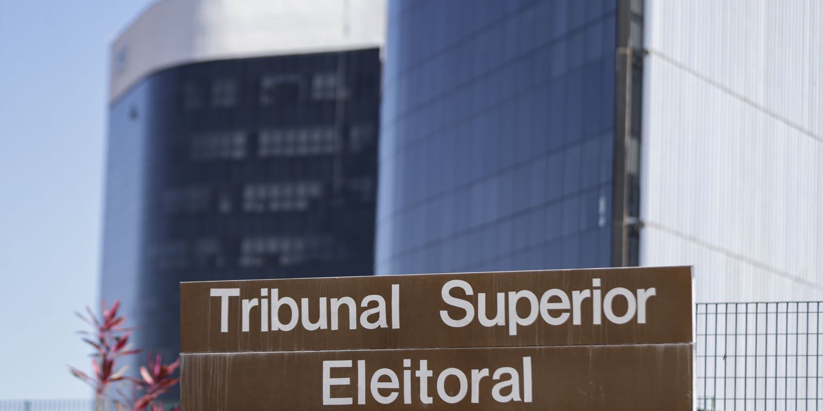 TSE divulga acórdão que torna Cláudio Castro inelegível até 2030