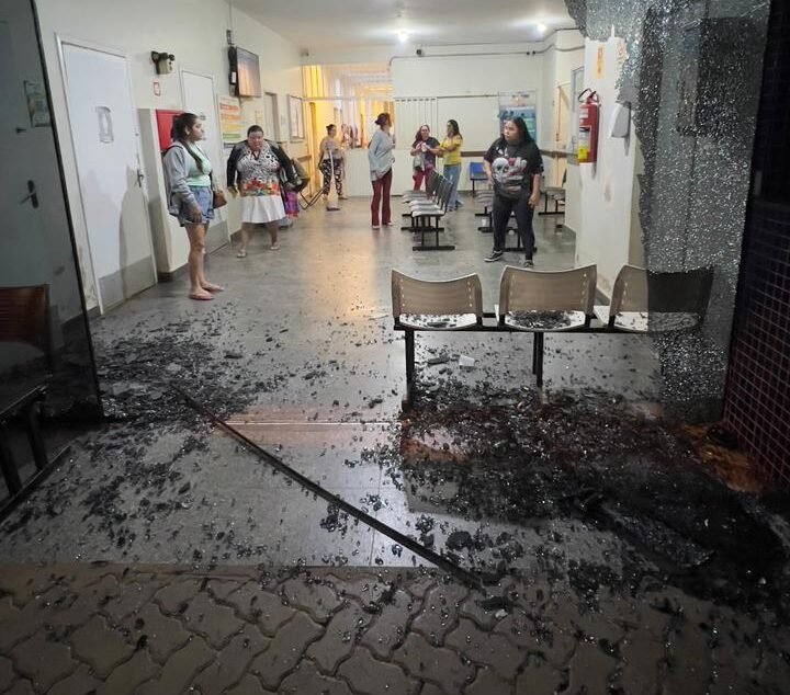 Homem em surto psicótico depredou UPA e atacou pessoas, sendo contido pela polícia em Luziânia