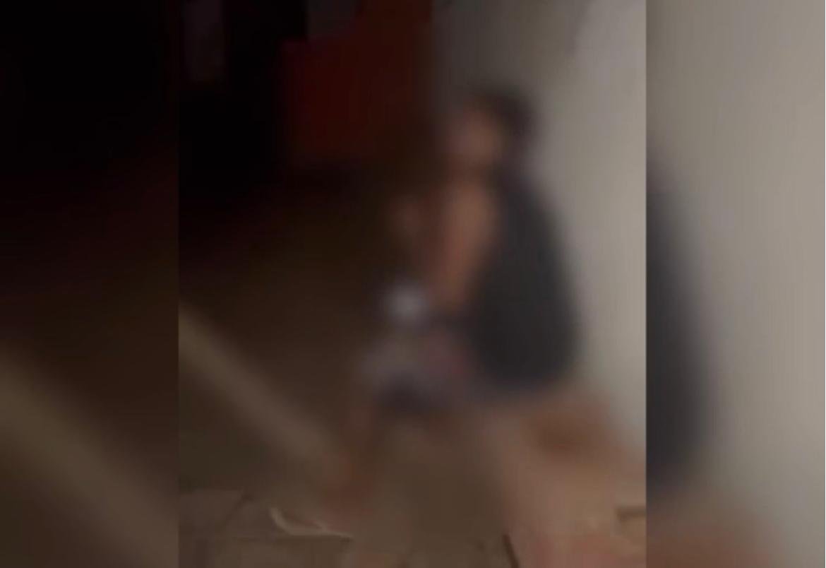 Homem endividado com agiotas presos é submetido a cobrança violenta em vídeo