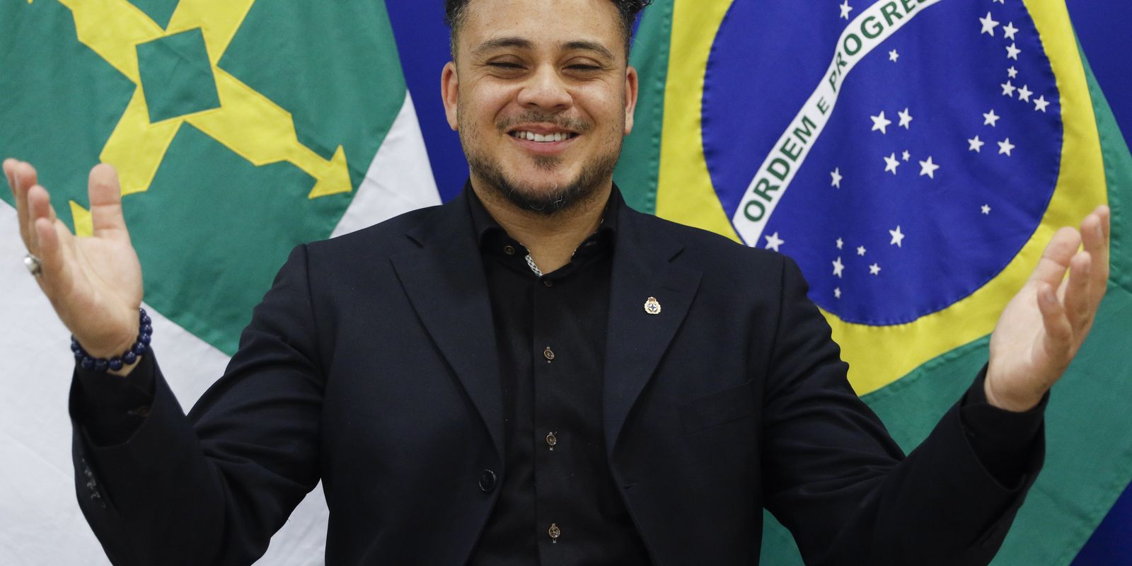 Adotado por família holandesa, cantor almeja retorno ao Brasil