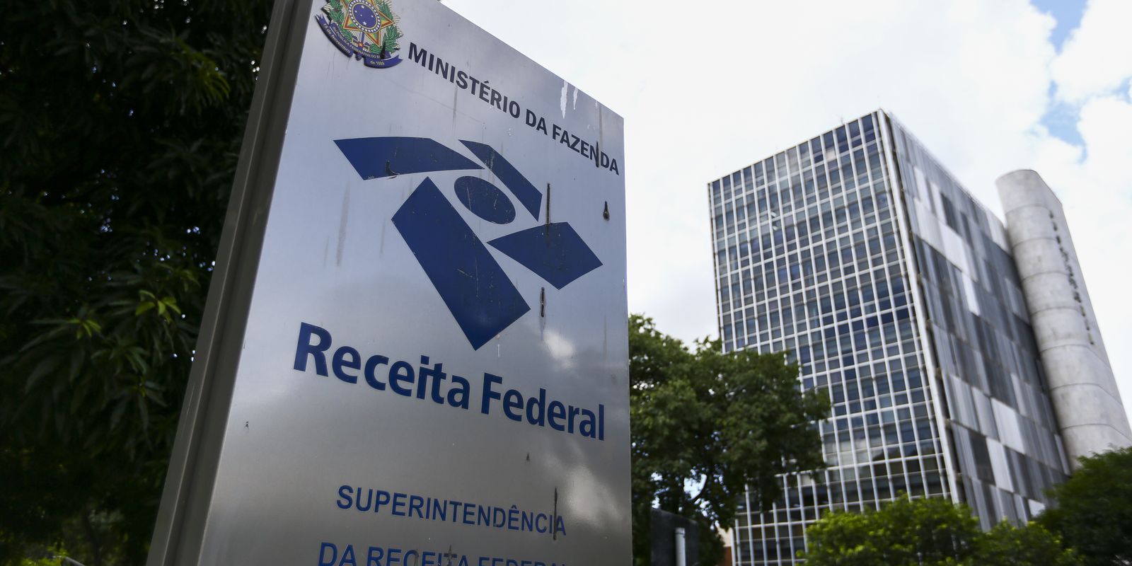 Arrecadação federal atinge recorde em abril, superando R$ 278 bilhões