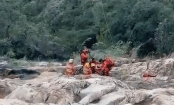 Homem é resgatado por bombeiros após queda em cachoeira na região de Sobradinho