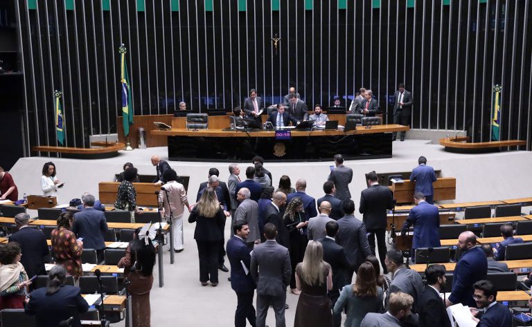 Câmara dos Deputados analisa proposta que exige aval do Ministério da Agricultura para normas sobre espécies