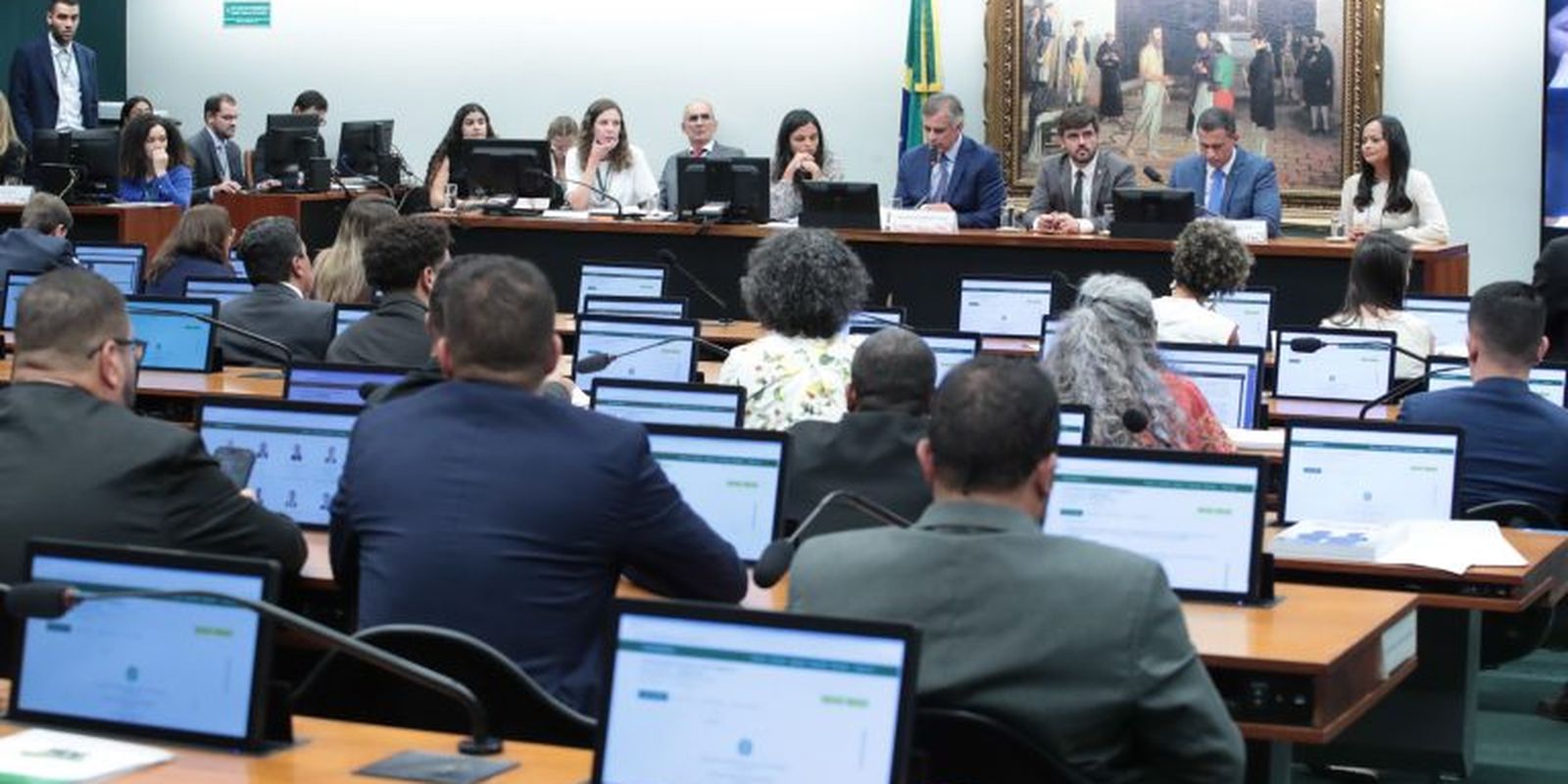 A CCJ da Câmara adia votação de PEC sobre maioridade penal