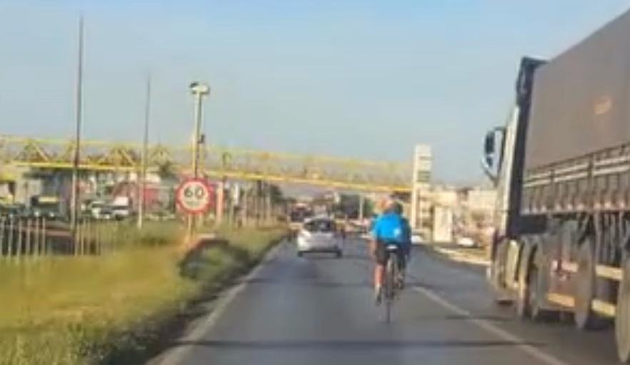 Ciclista é flagrado em manobra de alto risco na BR 040