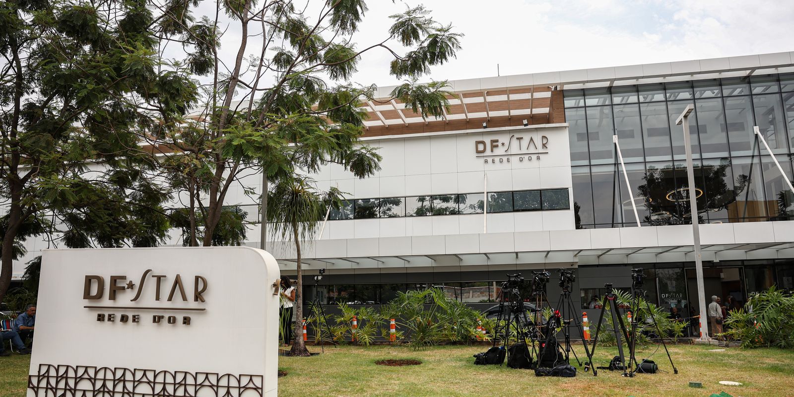 Jair Bolsonaro passa por cirurgia no ombro sem complicações, informa equipe médica