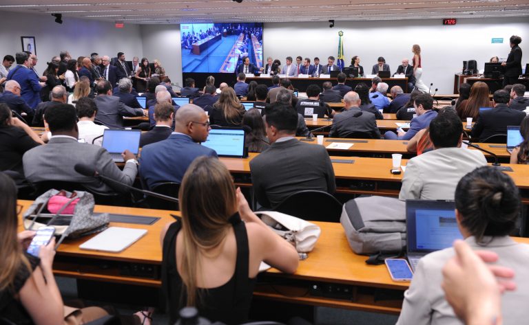 Comissão especial debate e vota parecer sobre PEC que visa o fim da escala 6x1
