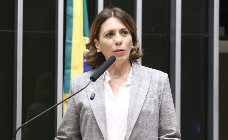 Comissão aprova internet obrigatória em voos com mensagens de texto gratuitas