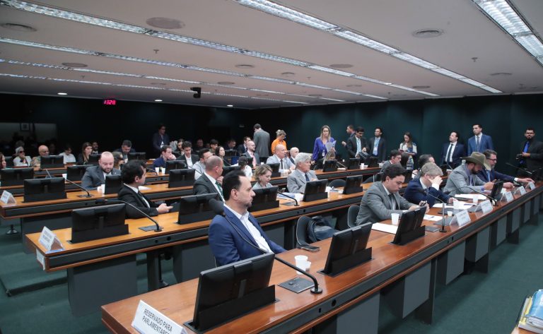 Conselho de Ética avalia denúncias contra parlamentares nesta terça-feira