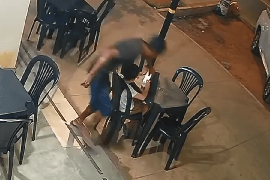 Celular é furtado das mãos de criança em hamburgueria no Distrito Federal