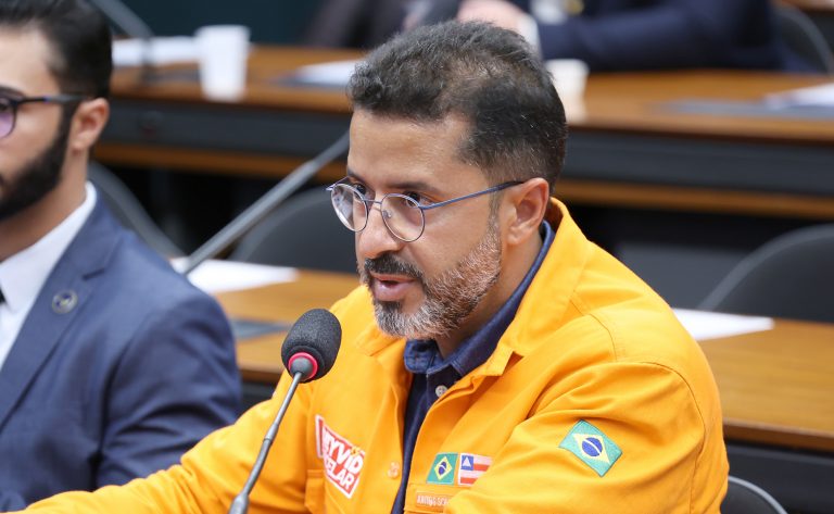 Divergências marcam debate sobre estratégias federais para controle de preços de combustíveis